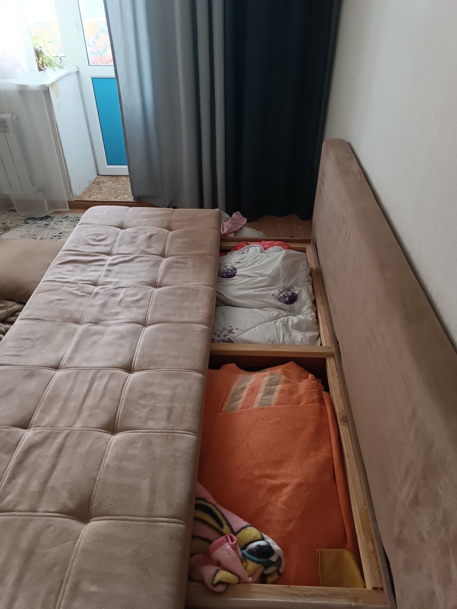 Продам раскладной диван , с полкой внутри. В комплекте есть подушки 3