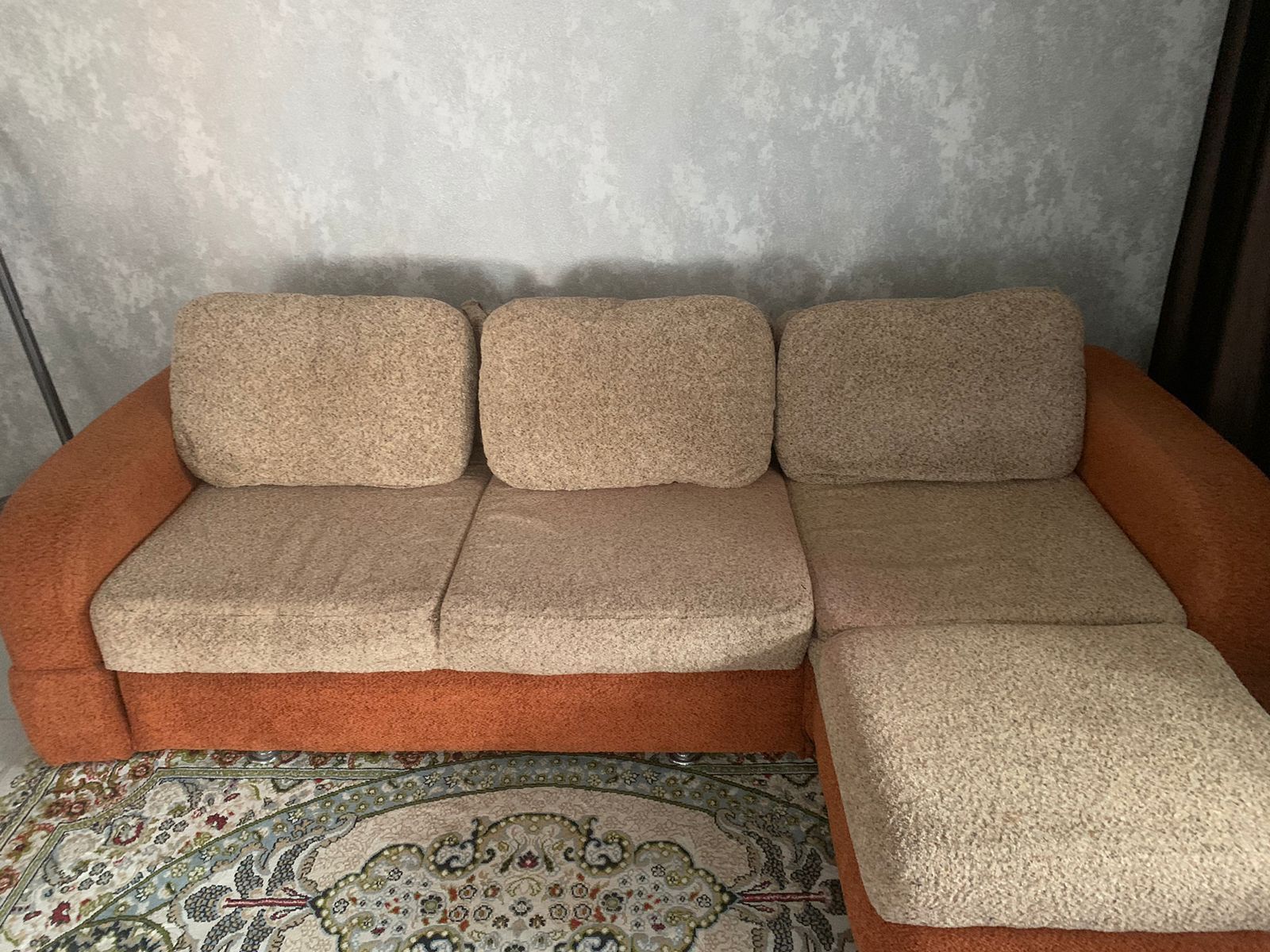 Продам угловой диван с подушками,в хорошем состоянии.Самовывоз.