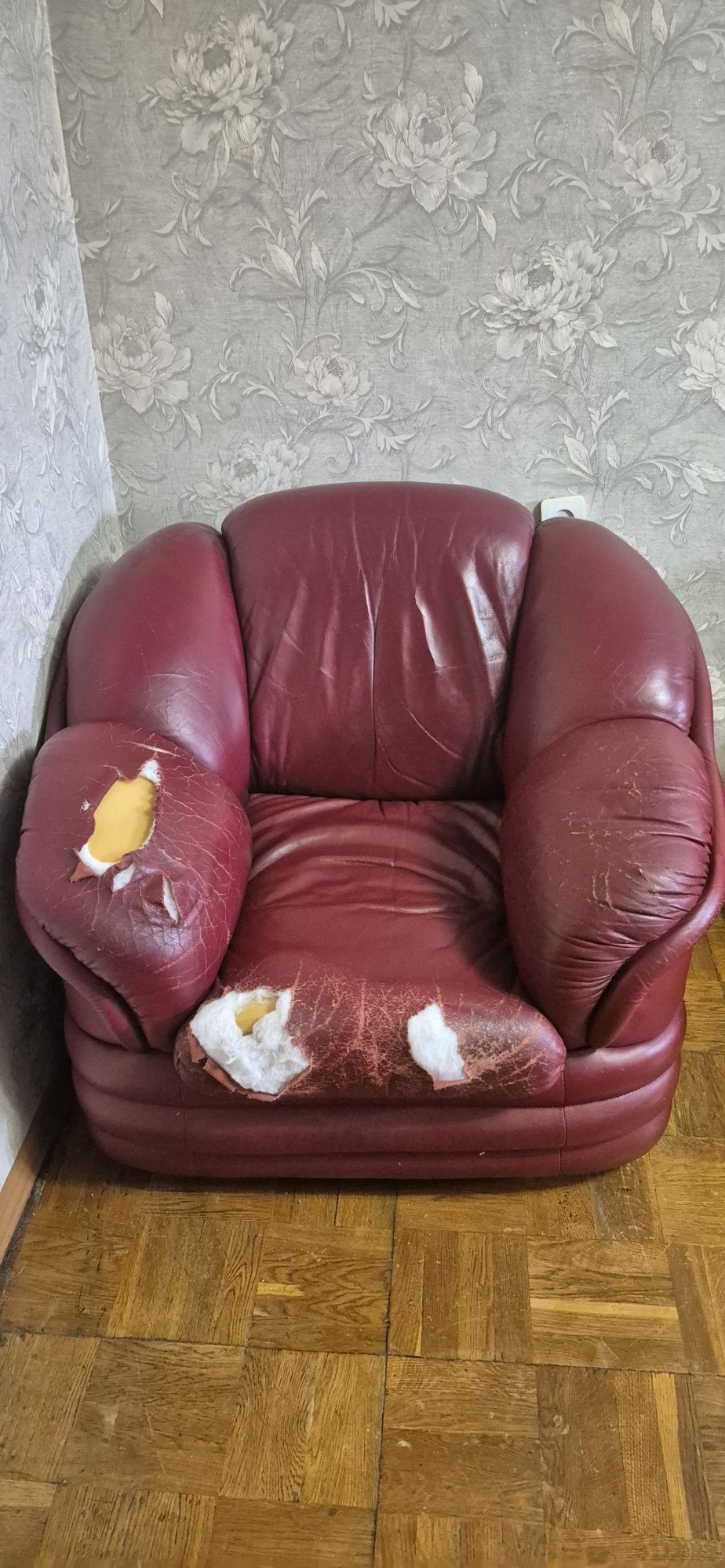 Уголок кожаный отдам даром