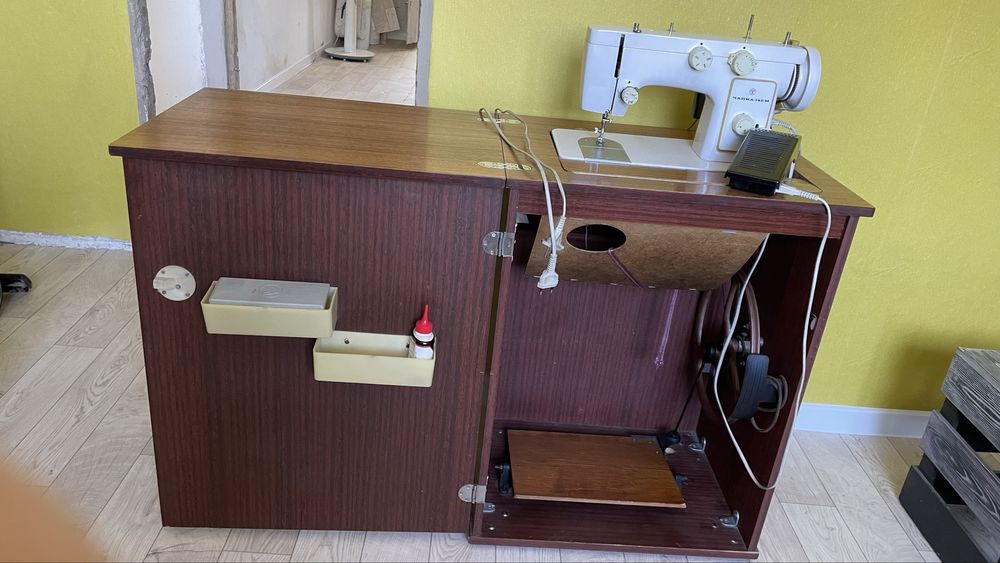 Продам швейную машинку чайка-142М б/у