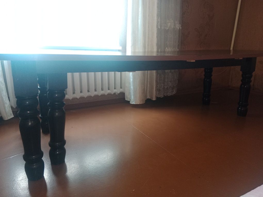Продаю гостиной стол