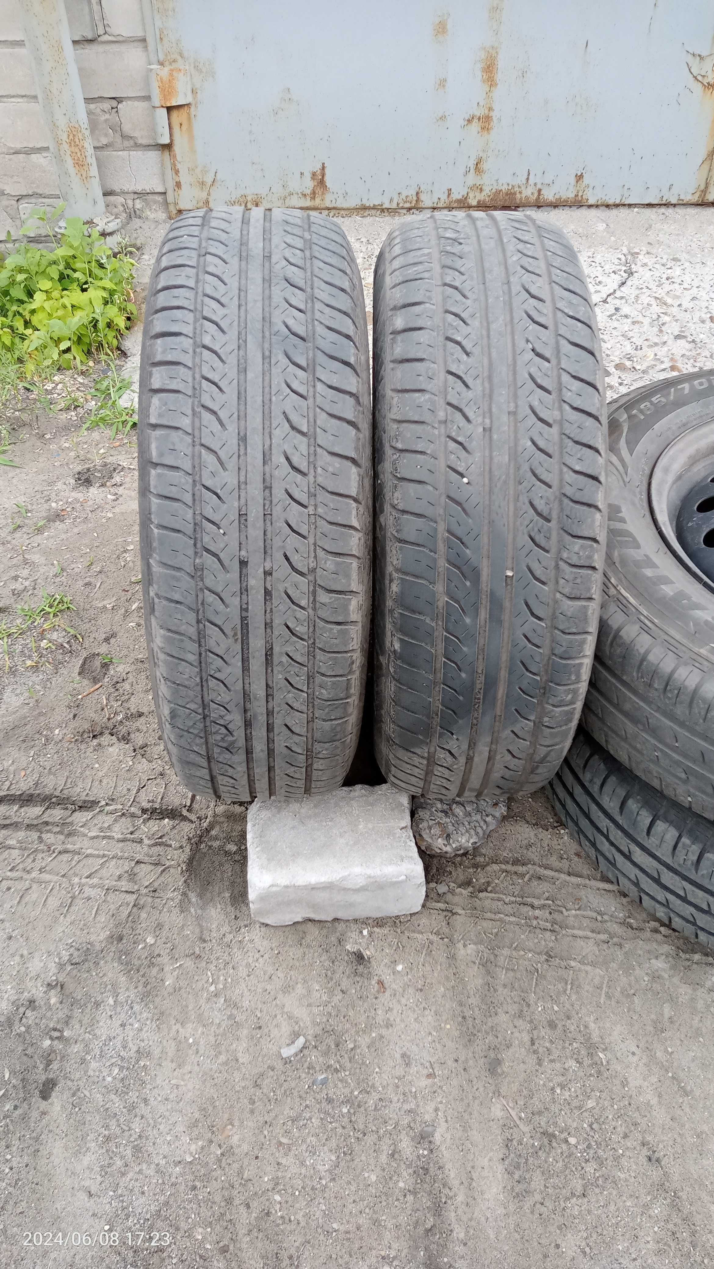 Продам комплект летней резины на дисках R14 4/100, состояние отличное.