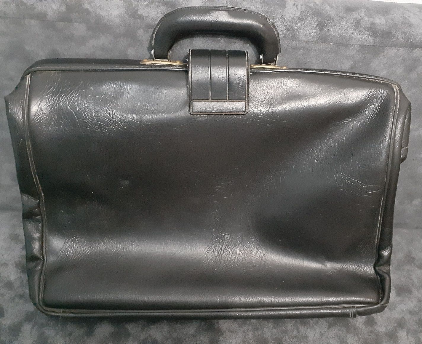 Продам кожаный  ретро портфель чиновника, чемодан. 1978 г.выпуска.