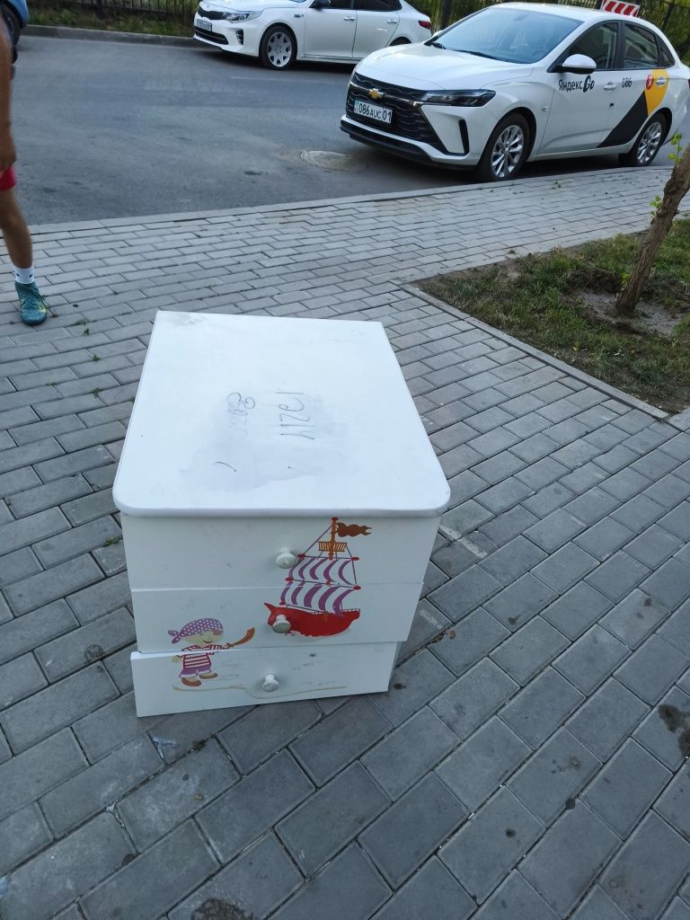 Тумочка и кровать