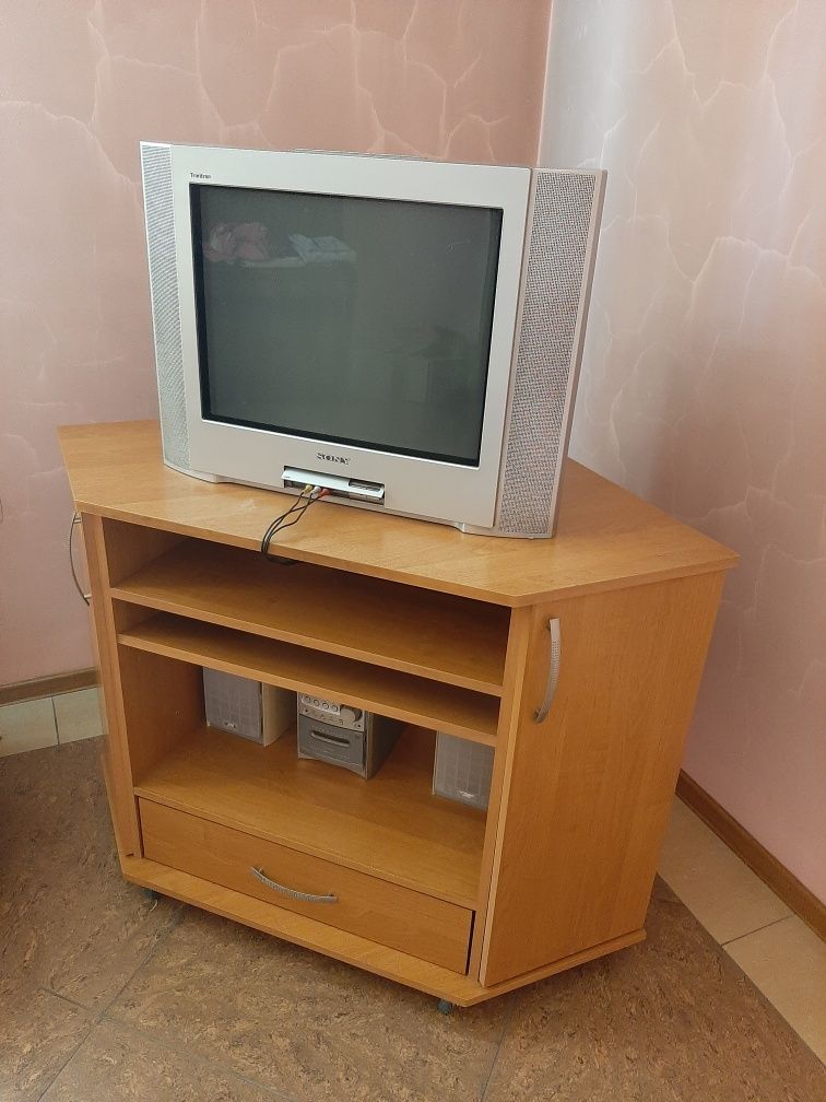 Телевизор с тумбочкой