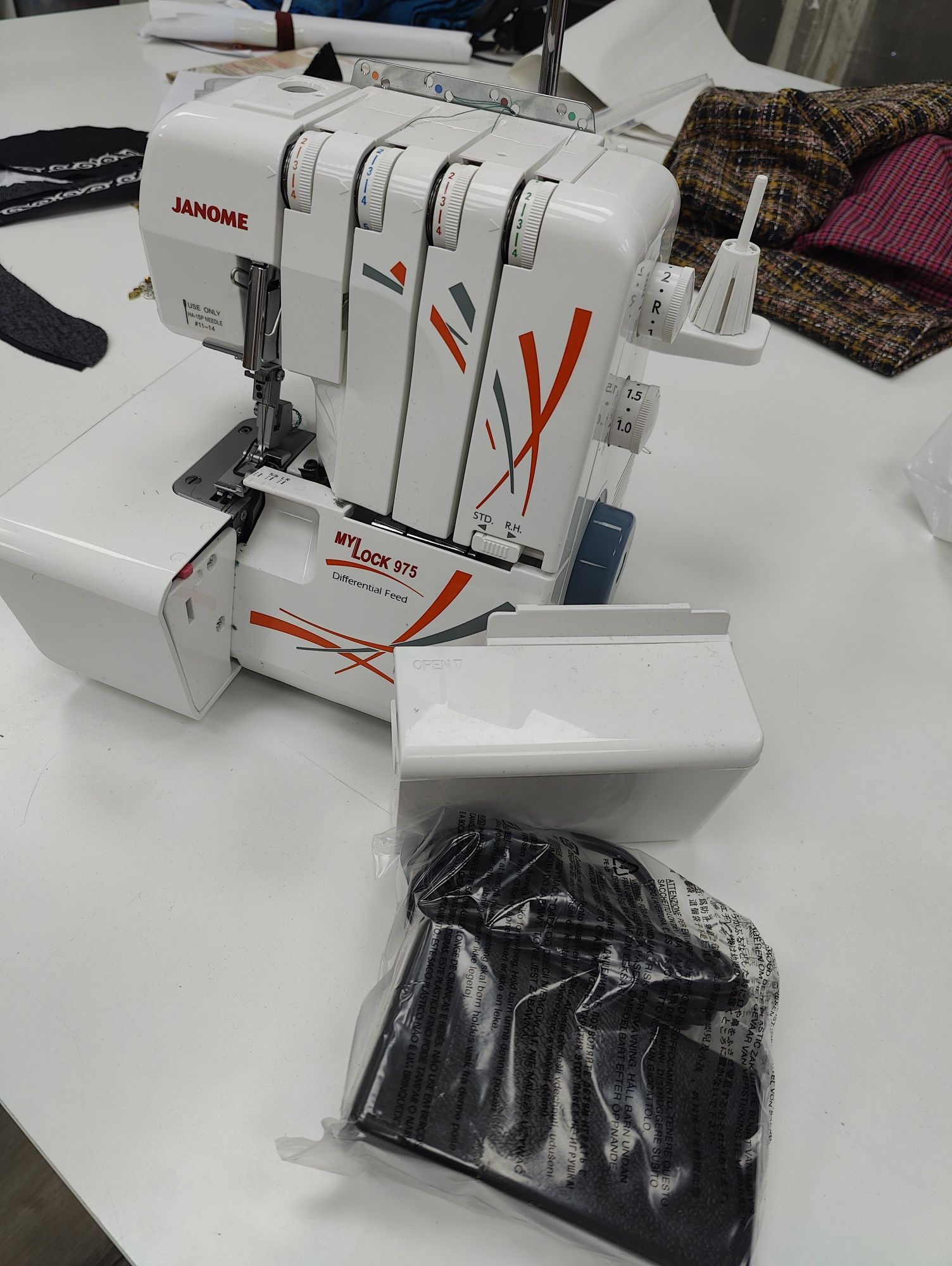 Продам оверлок бытовой janome My Lock 975, новый.