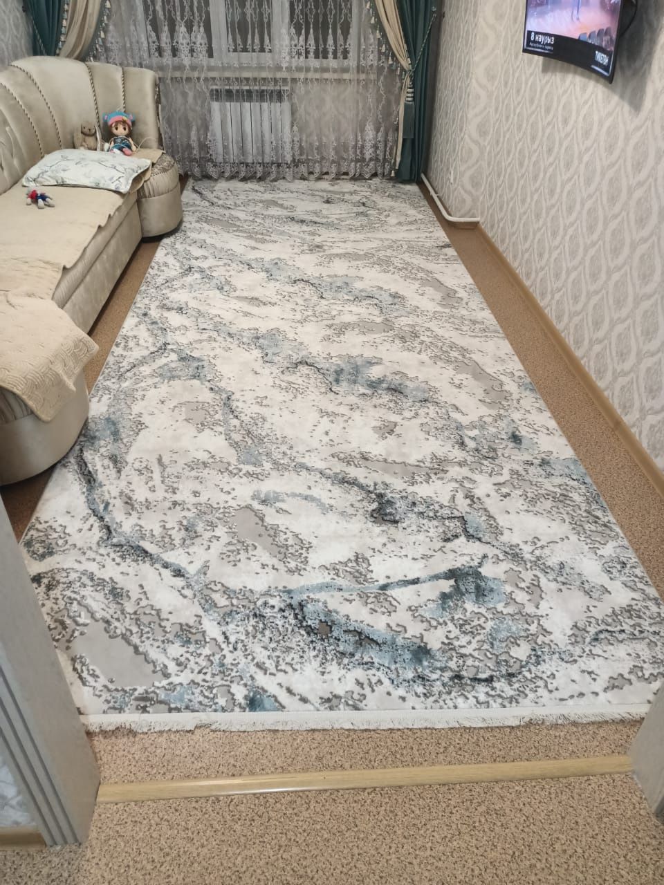 Продам ковёр новую ширина 2 метр длина 5 метр Очень красивый.
