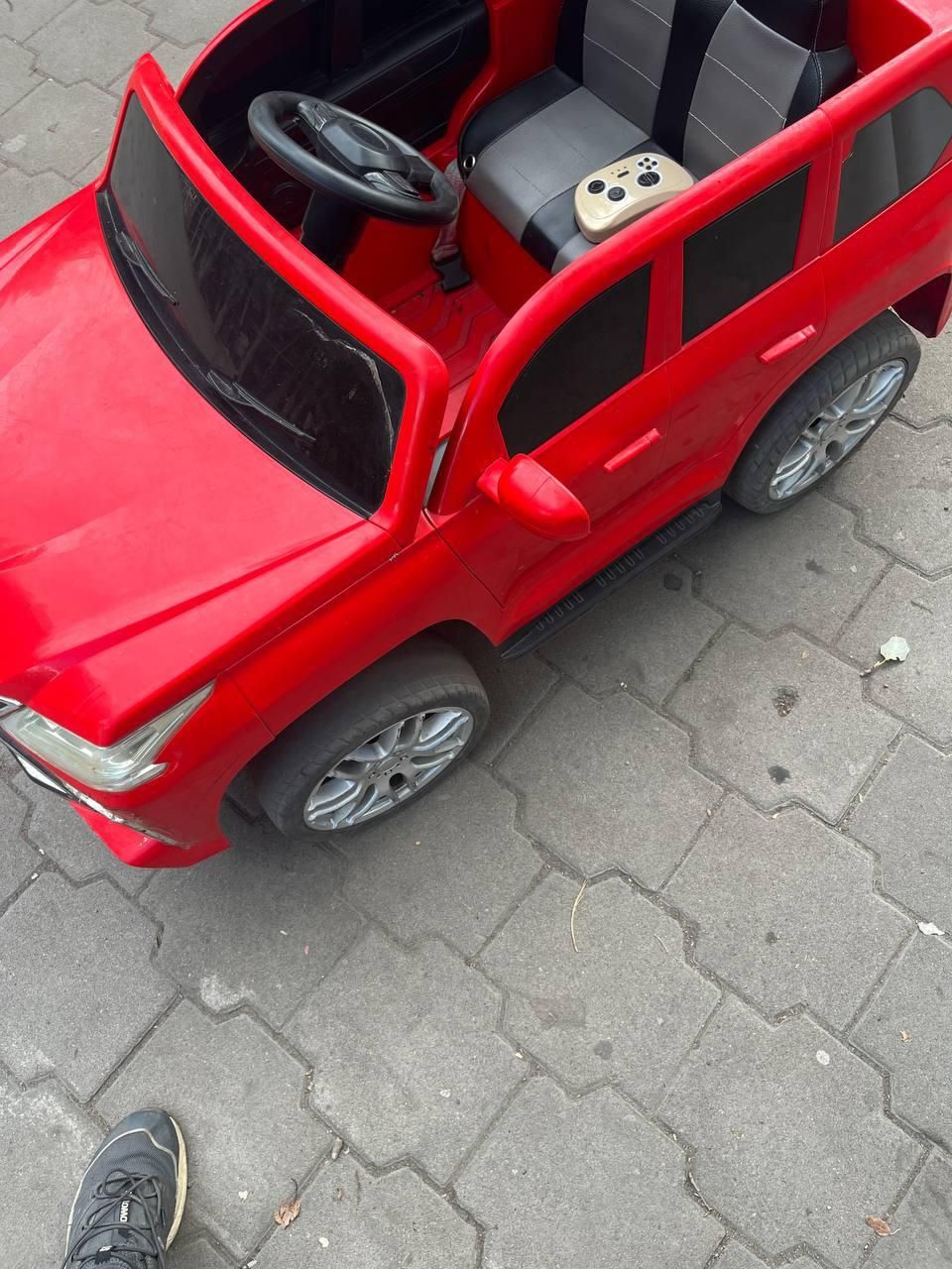 Продаю машинку детскую