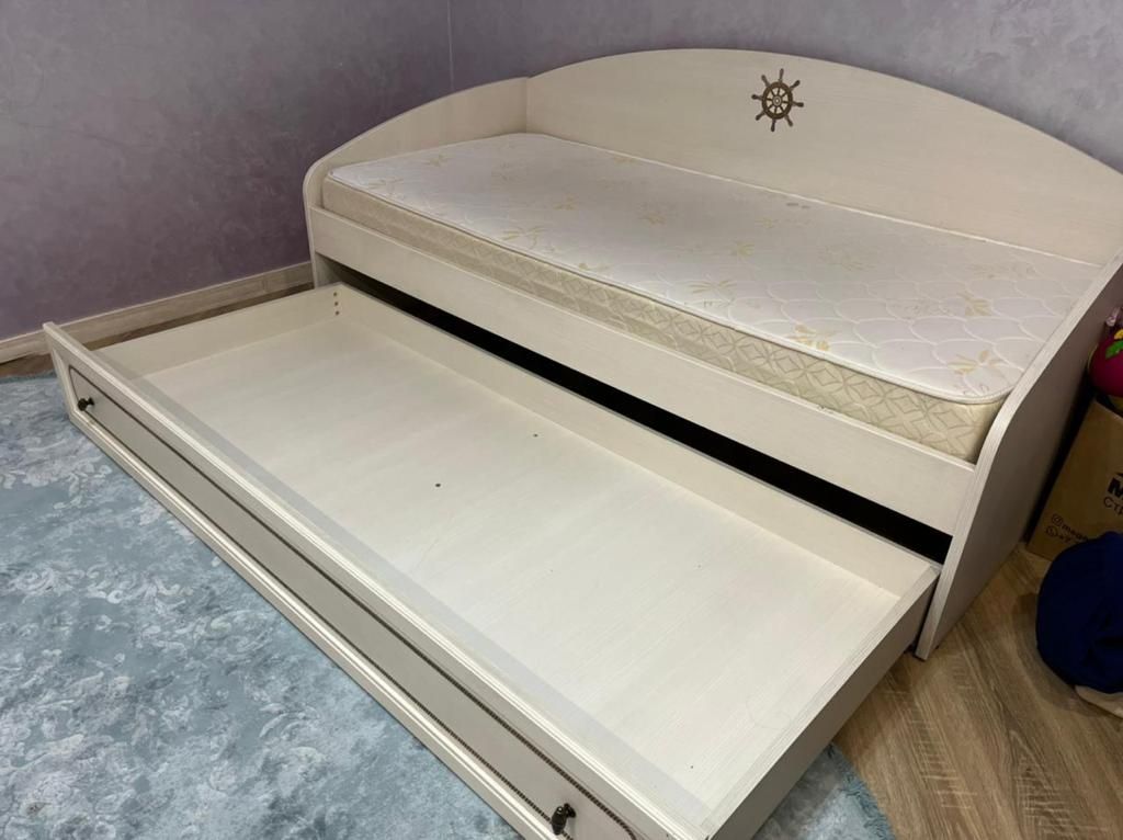 Кровать с матрасом