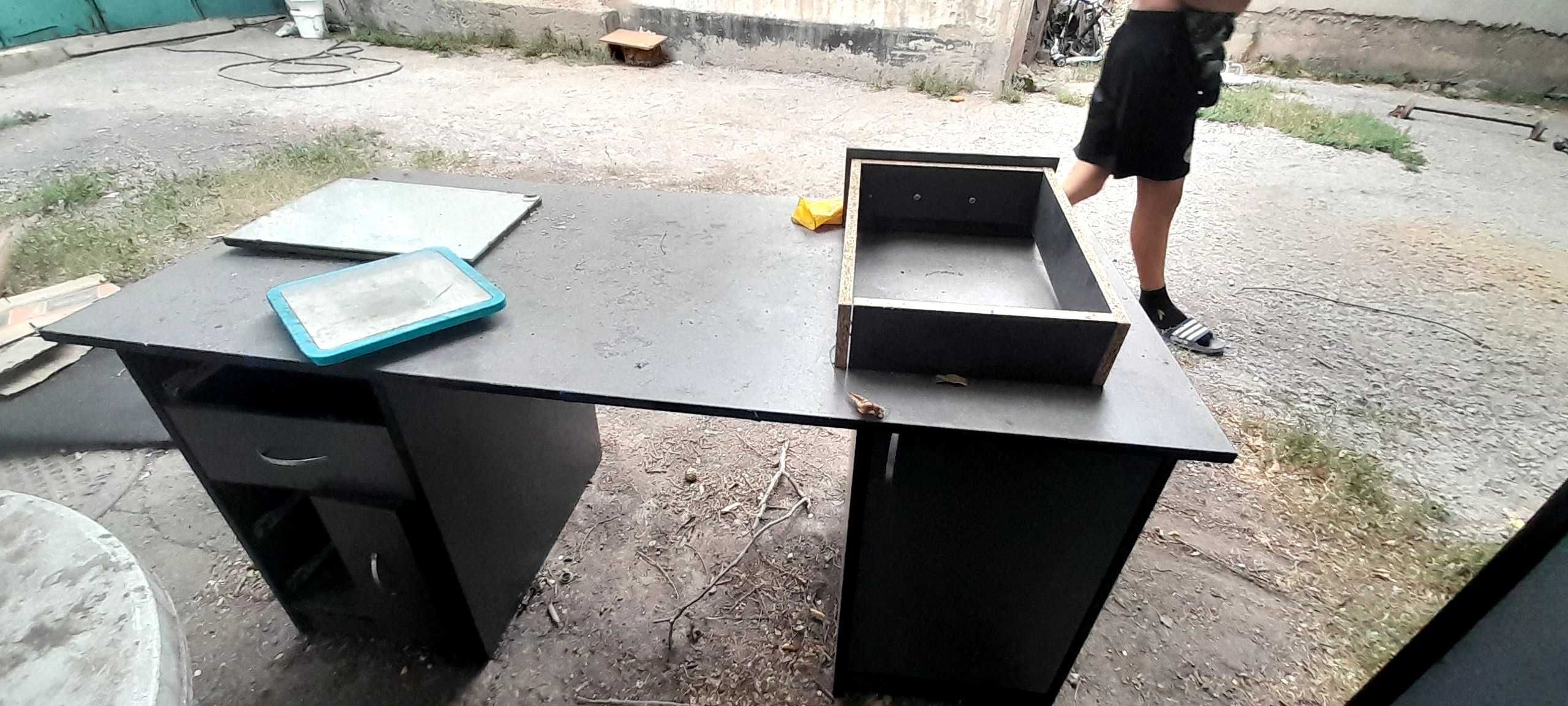 Продам 2 шкафа и стол