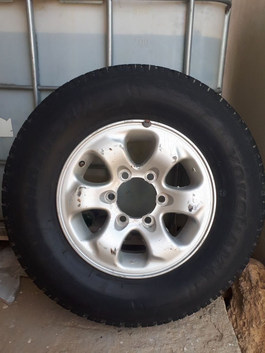 Продам колеса Yokohama.  225x75x15. в отличном состояние. 139.7x6