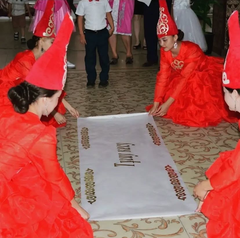 Биші костюмдері сатылады. Қазақша көйлек.