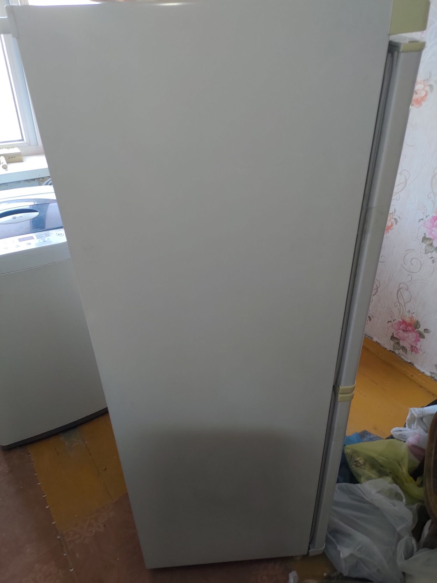 Продам по зап.частям  холодильник LG.
