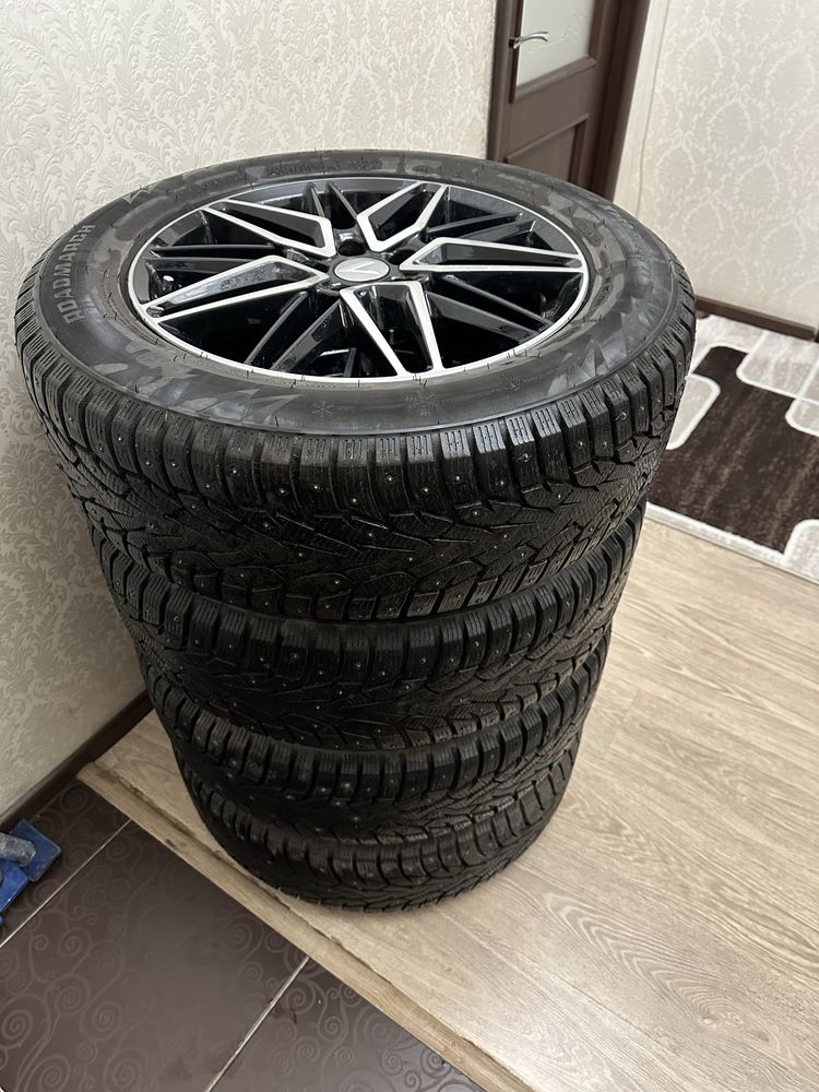 Продам комплект зимней резины с дисками Roadmarch 235/60R18.