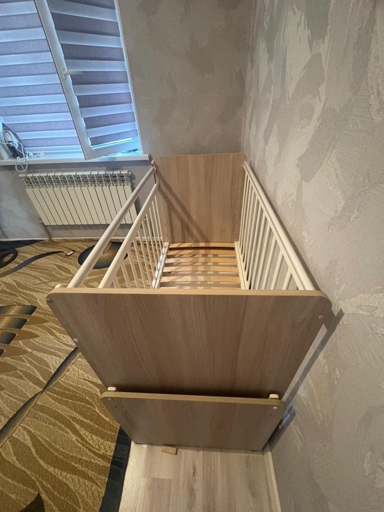 Стол и детский кровать