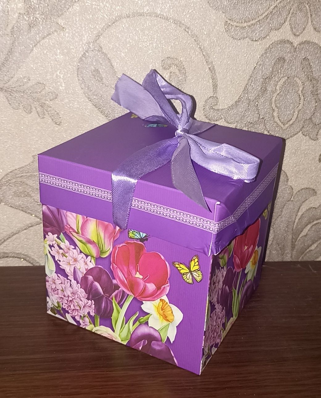 Подарочная коробка