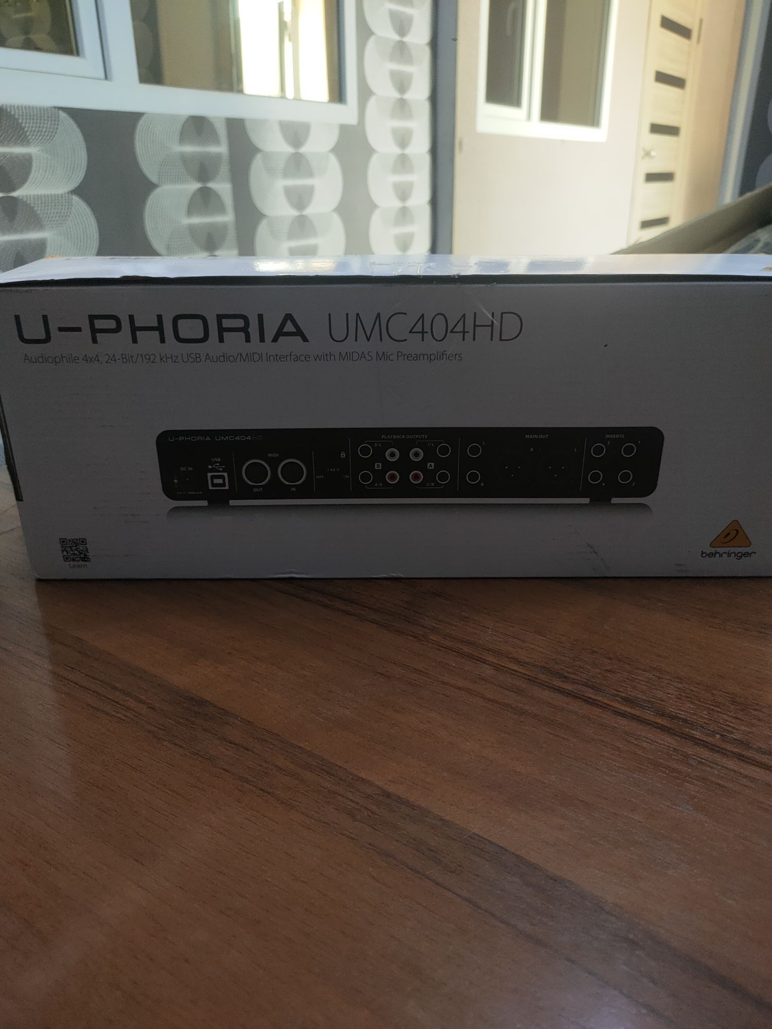 Аудиоинтерфейсом Behringer U-PHORIA UMC404HD.