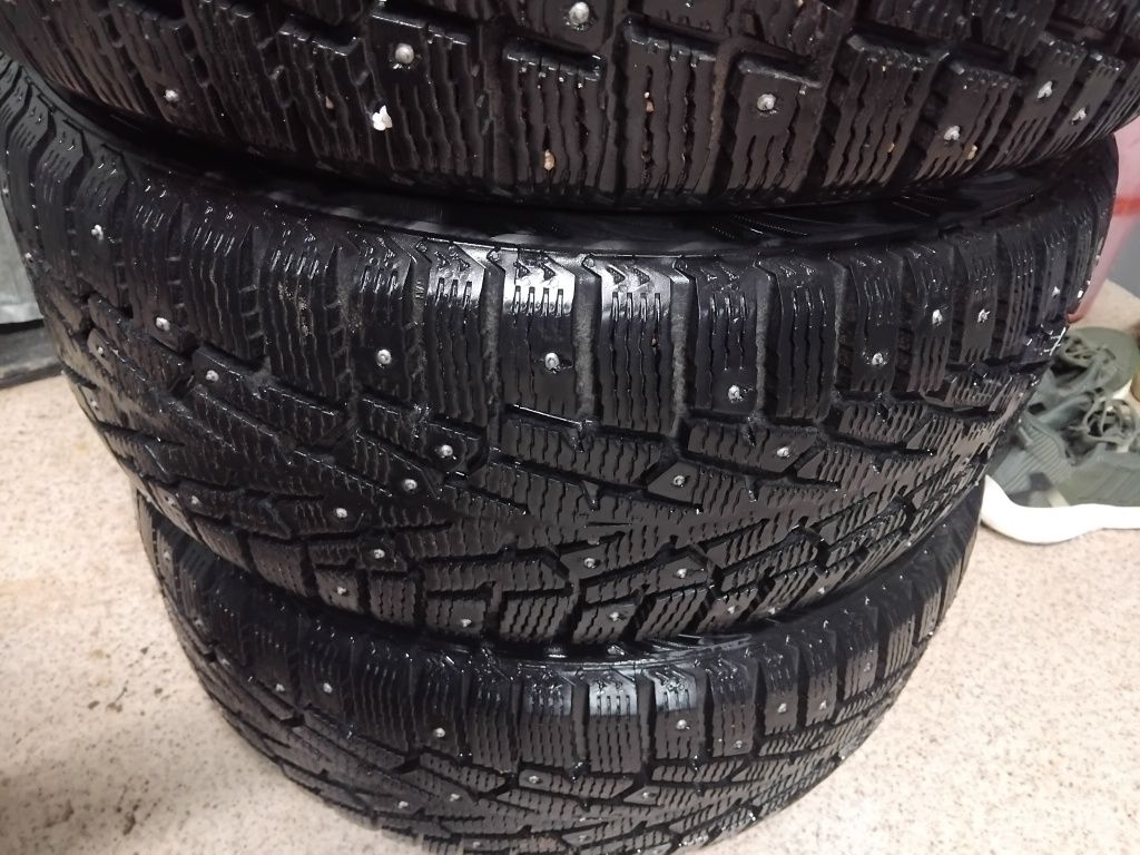 Резина зимняя 225/50 R17
