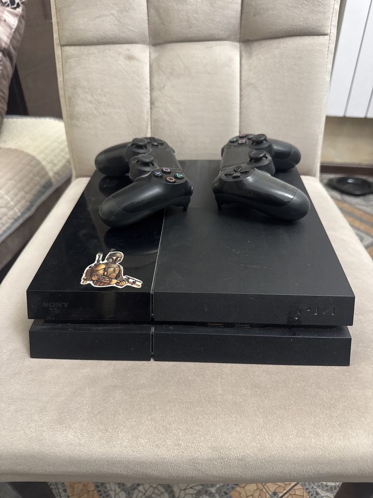 Продам ps4 есть 2 джостика и 6 игр