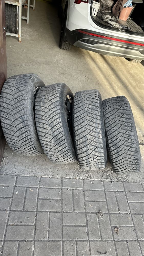 Продам зимнюю резину .