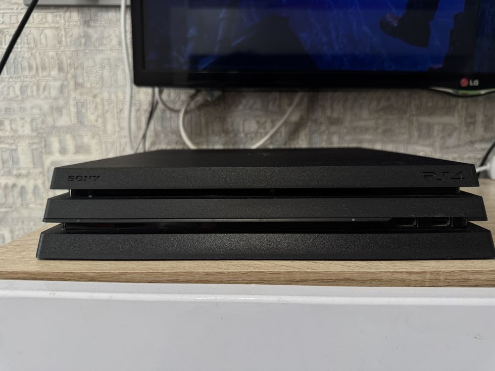 Playstation 4 pro 1 TB + 1 джойстик + 3 диска с играми