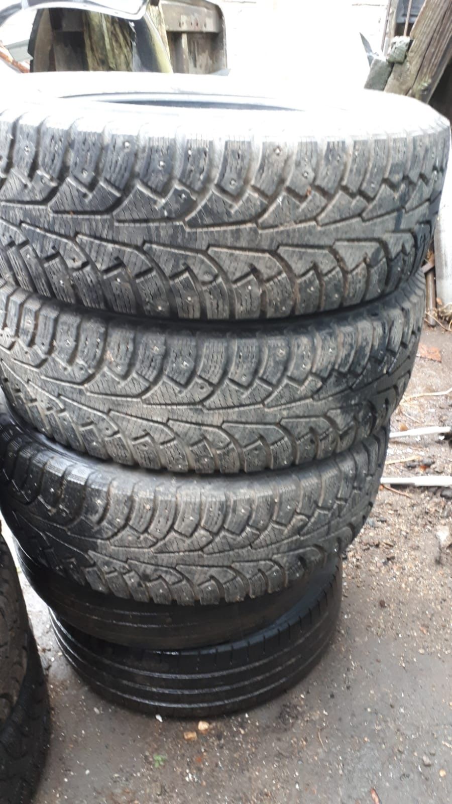 Зимние шипованные шины резина 215/65 Р16 3шт Nokian