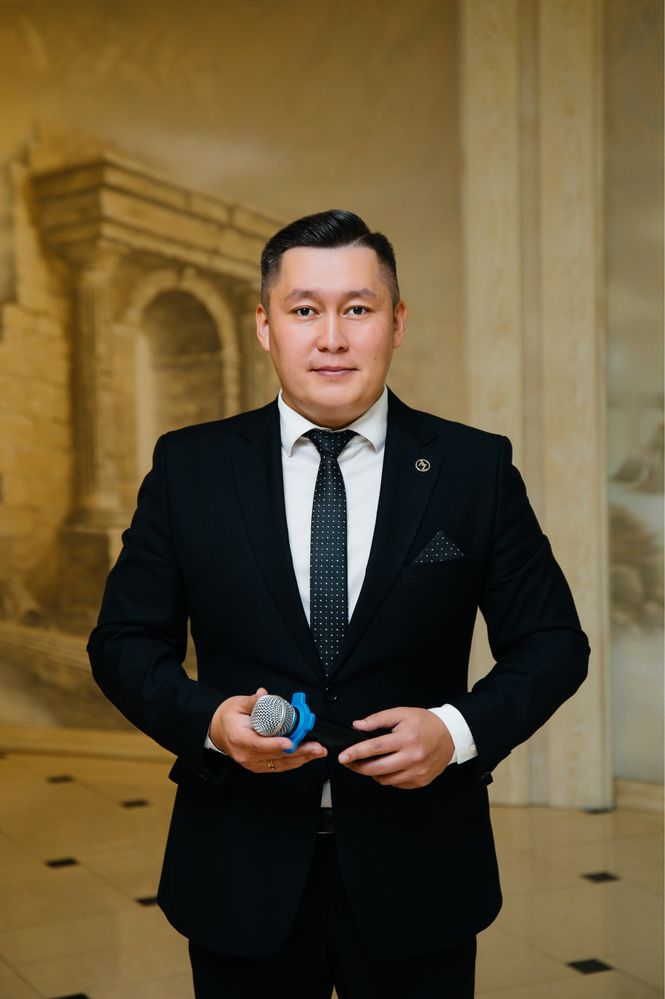 Тамада, асаба, ведущий, беташар, әнші.