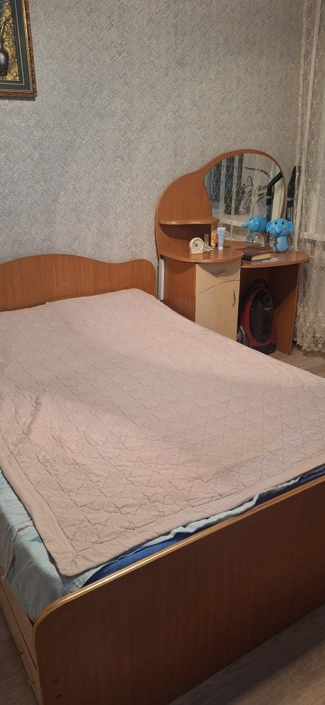Продам тахту и комод с зеркалом