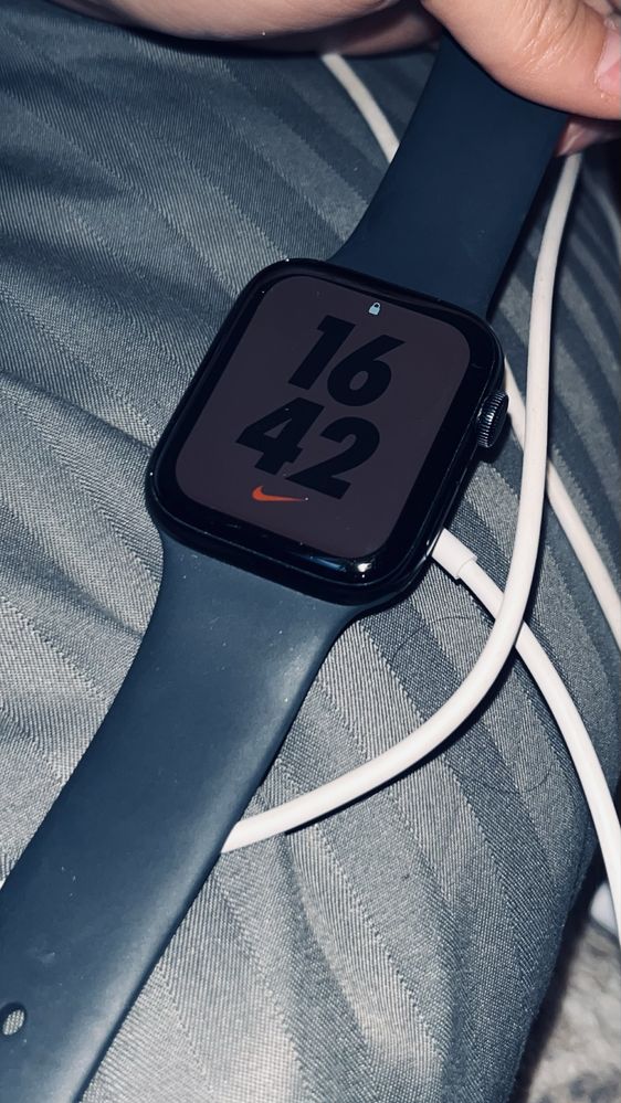 Продаётся IPHONE 13+APPLE WATCH . Телефон и часы в хорошем состоянии .
