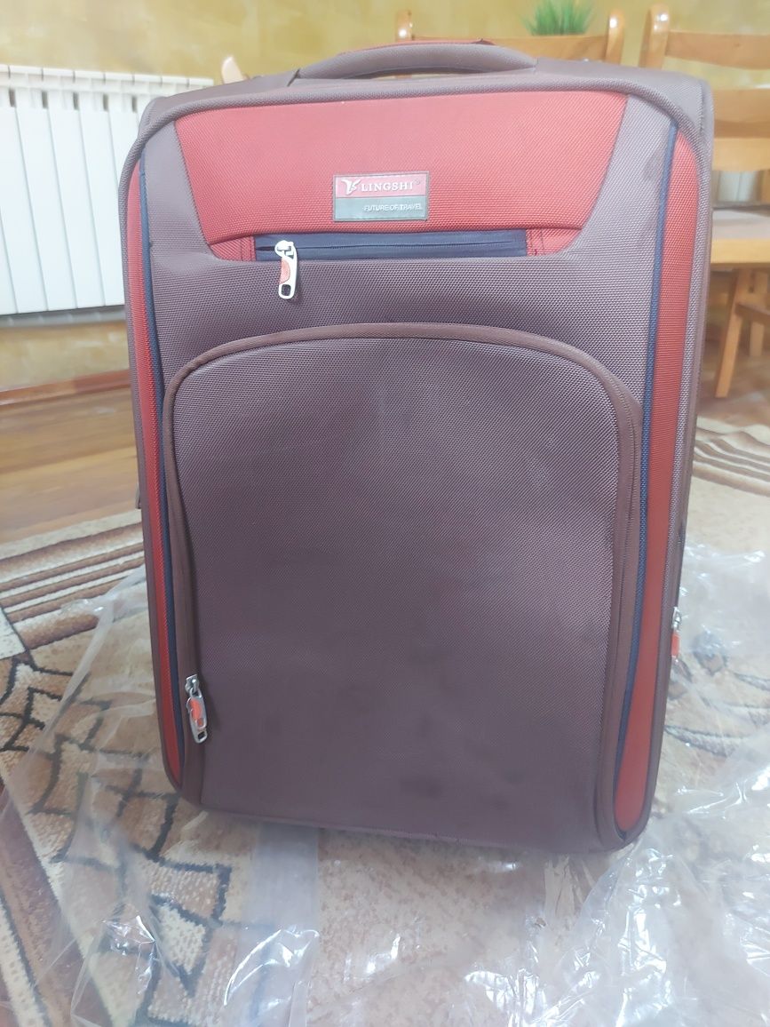 Продам чемодан средний
