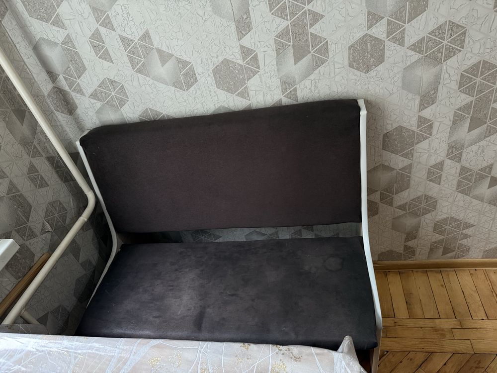 Стол и диван кухонные