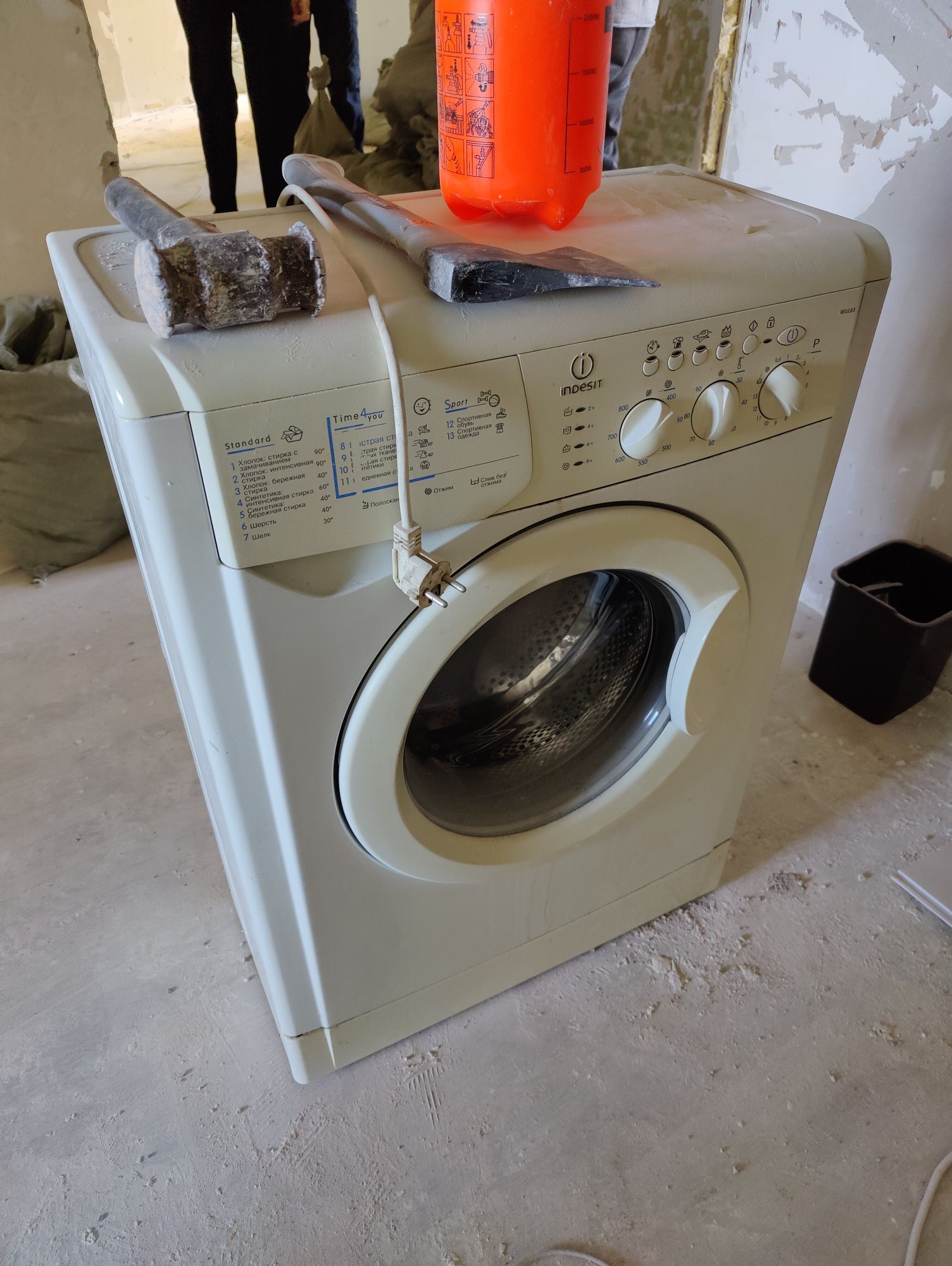 Стиральная машина indesit в хорошем состоянии, всё работает
