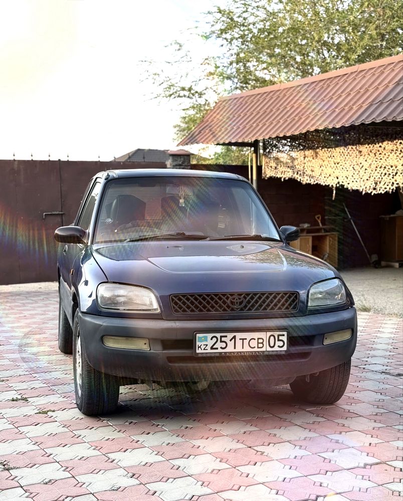 Продам машину toyota rav4 объемом 2,0