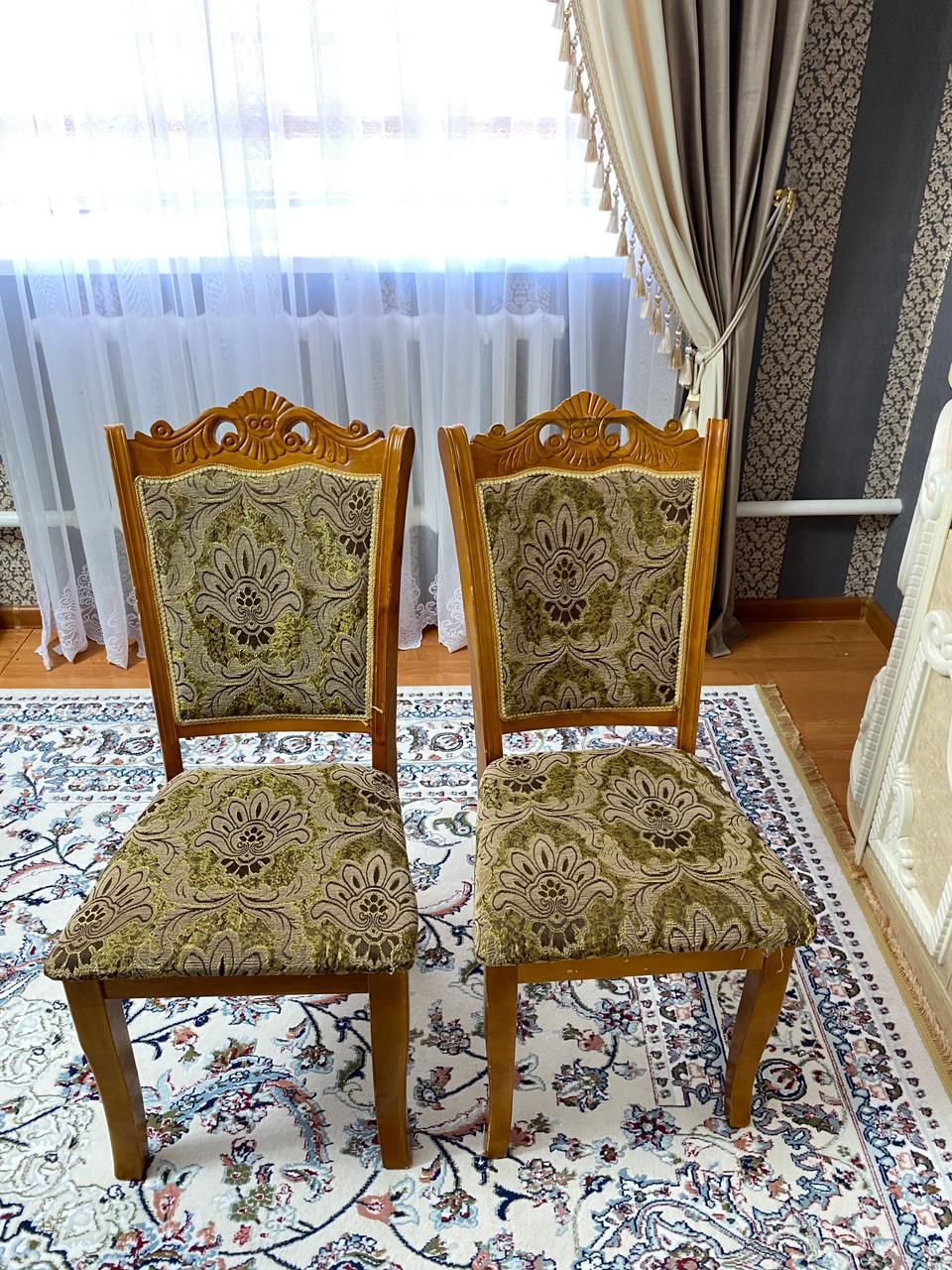 Осы екі сол стулясымен сатылады