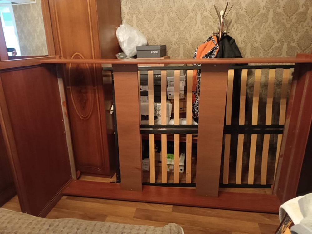 кровать односпальная с матрасом