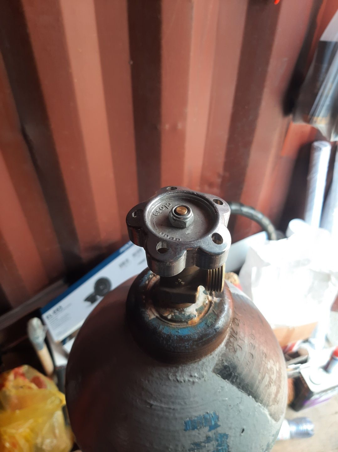 Хладон продам...