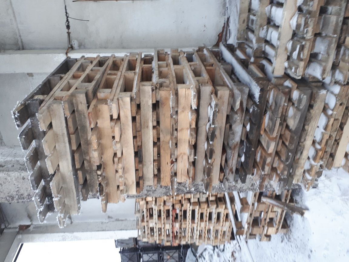 Продаю поддоны 1500 тенге 1 шт.и бруски 3х метровые