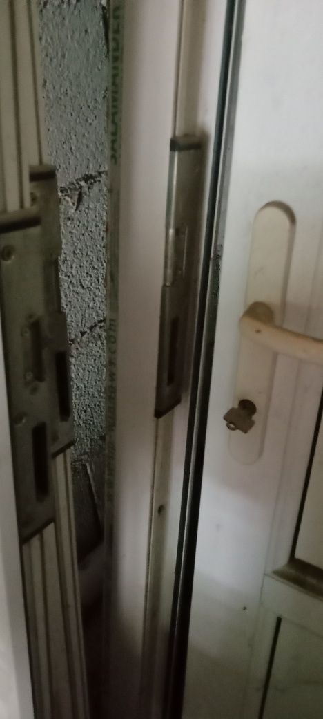 Пластиковые двери хорошим состояние