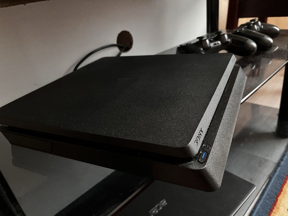 PS4-игровая консоль
