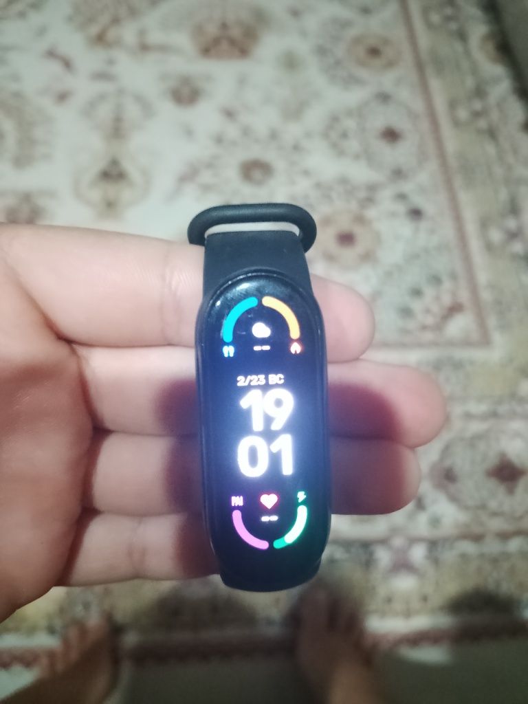 Продается Mi Band 6,новый нету трещин отдаю с зарядкой.