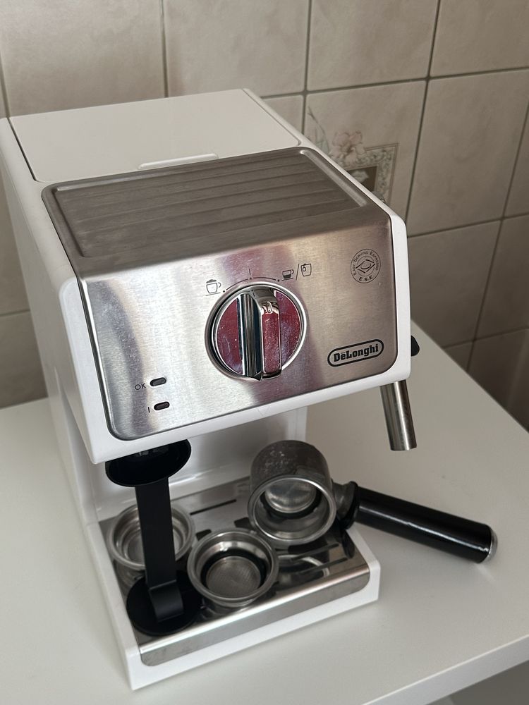 Кофеварка рожковая Delonghi ECP 33.21 белая