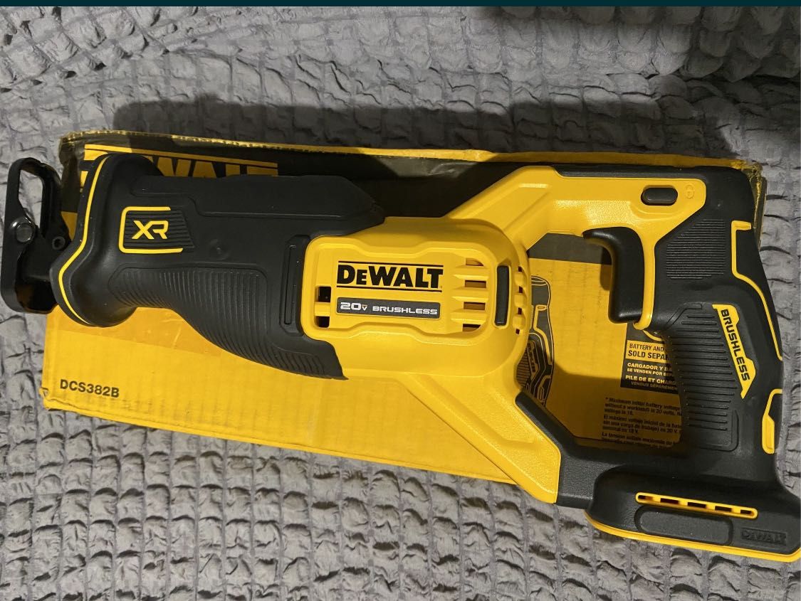 Сабельная пила DeWALT DCS382 + ящик с органайзером DWST83346-1