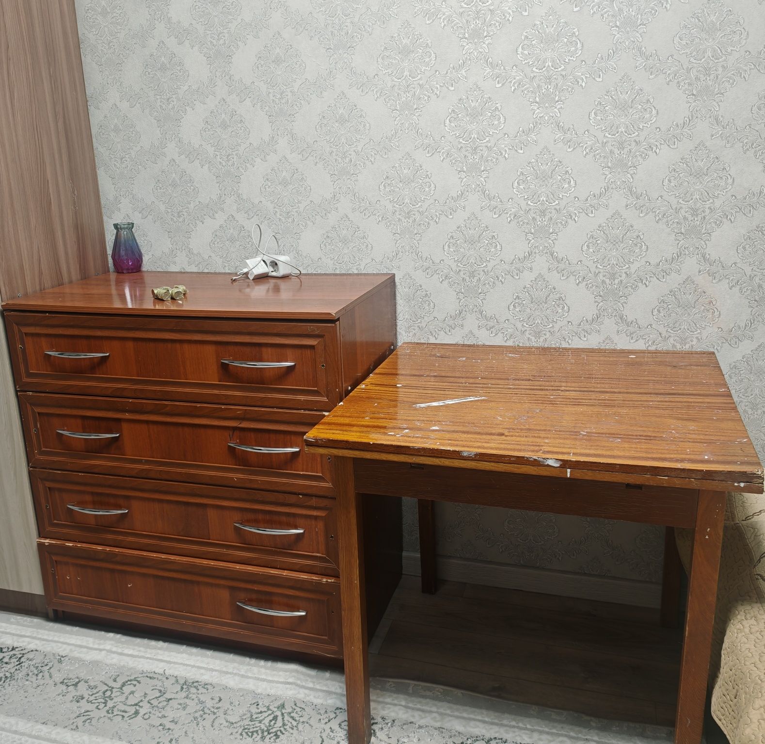 Продаётся тумбочка с полками и столик рядом