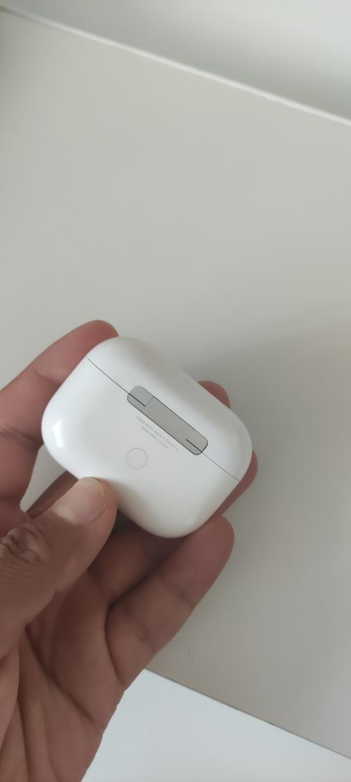 Продам оригинал кейс airpods pro