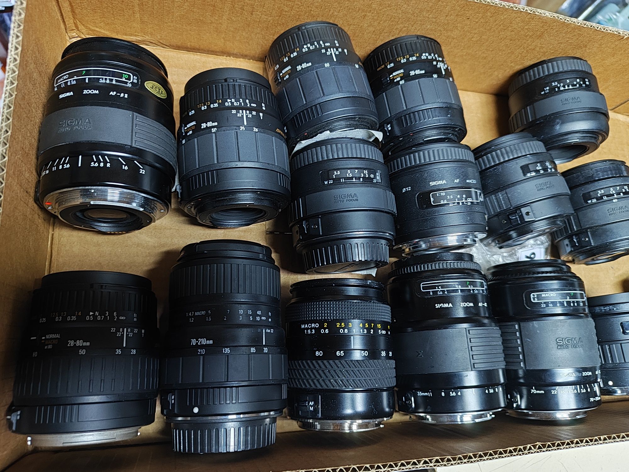 Коробка с нерабочими объективами Canon от плёночных фотоаппаратов