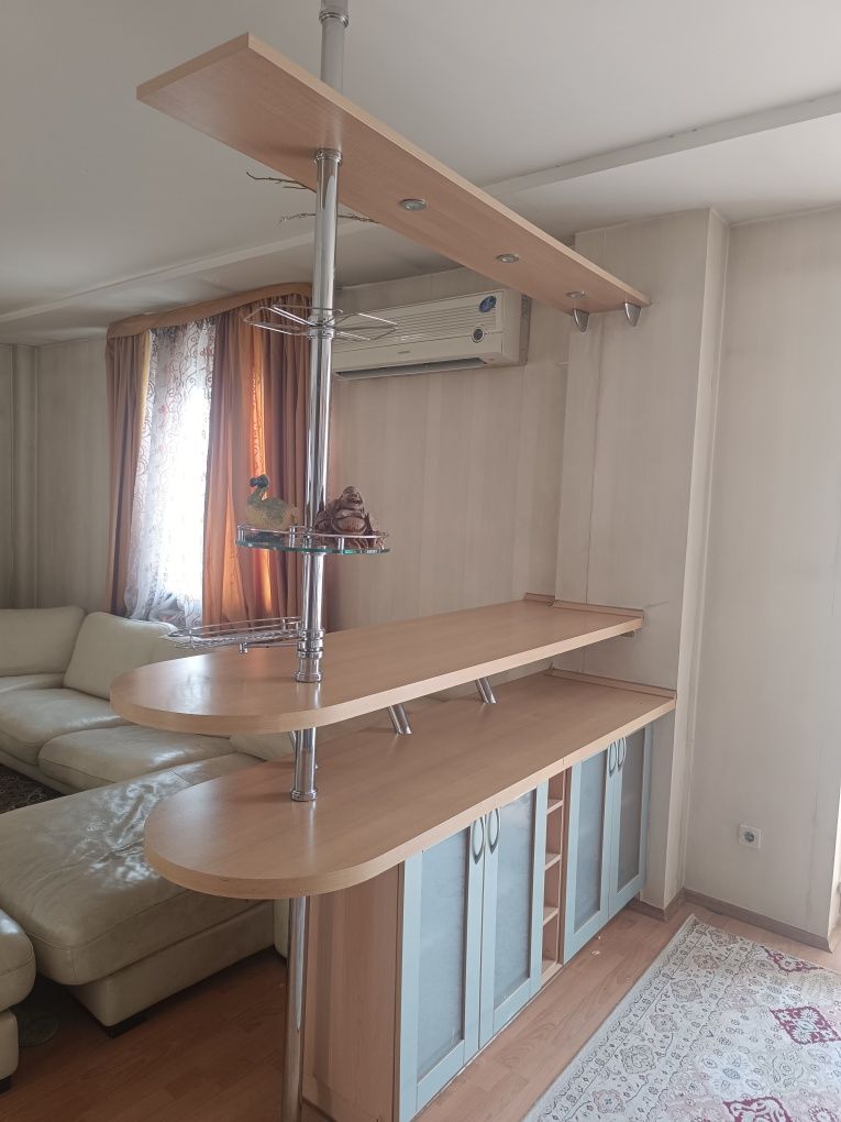 Кухня с барной стойкой