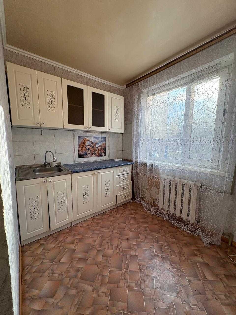 Продам 2 комнатную  квартиру  по Абая 1/5 эт