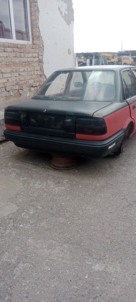 Продам по запчастям тойота корола и карина2