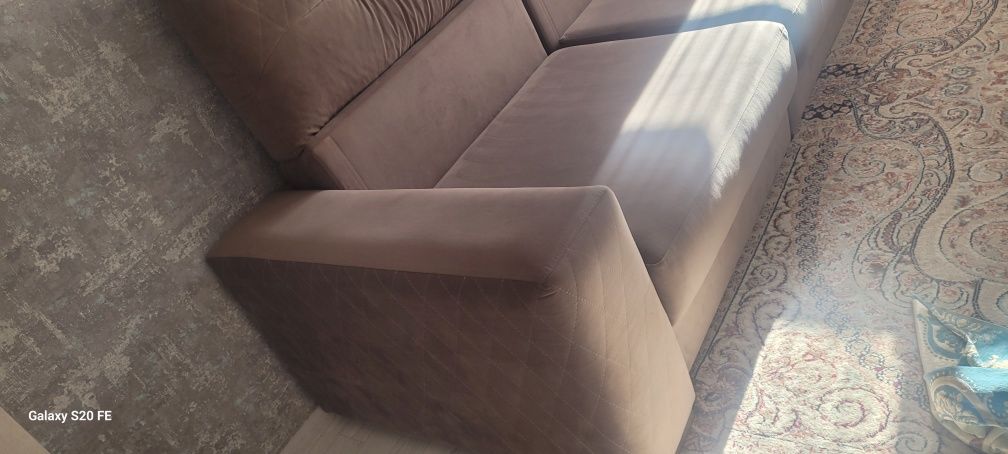 Продам диван для гостиной