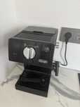 Кофемашина Delonghi черного цвета, почти новая, пользовались редко